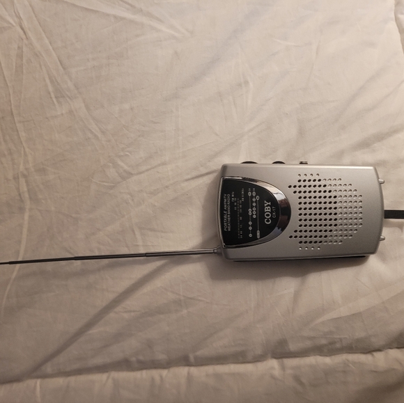 Two Vintage Transistor Radios - Picture 8 of 12